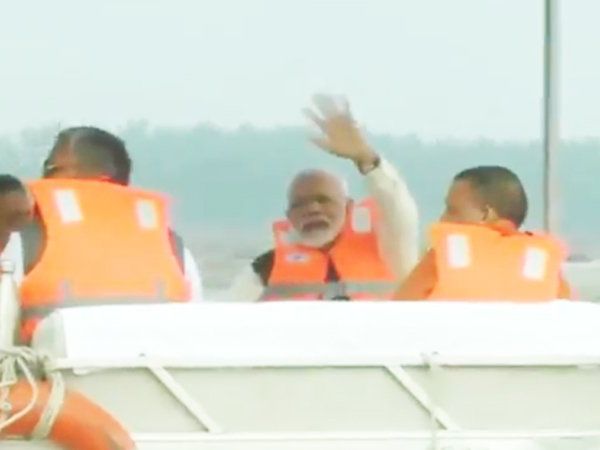 [Video] योगी, त्रिवेंद्र और सुशील के साथ जब पीएम मोदी ने की कानपुर 'गंगा' में वोट राइड