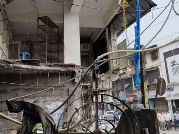 Maharashtra news Five dead in Ulhasnagar due to collapse of the building's roof