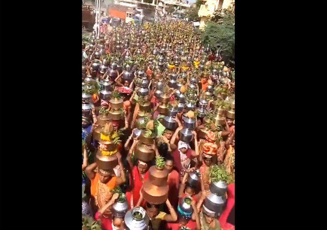 गुजरात:कोरोना को भगाने के लिए सड़कों पर उतरीं महिलाएं,ना मास्क, ना सोशल डिस्टेंसिंग खुलेआम उड़ी धज्जियां Video
