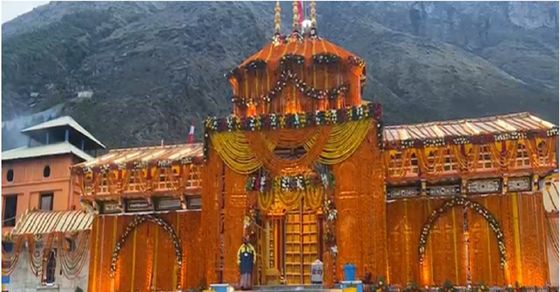 Uttarakhand The Doors Of Badrinath Dham Opened For Devotees With Rituals वैदिक मंत्रोच्चार के 2192