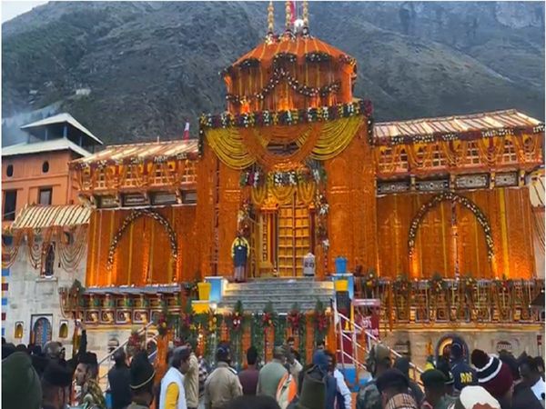 Uttarakhand The doors of Badrinath Dham opened for devotees with rituals 