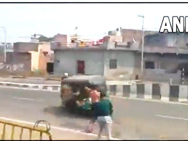 होली के दिन चलते ऑटो पर रंग से भरा गुब्बारा मारा पलट गया ऑटो अब पुलिस ने उठाया ये कदम- Viral Video