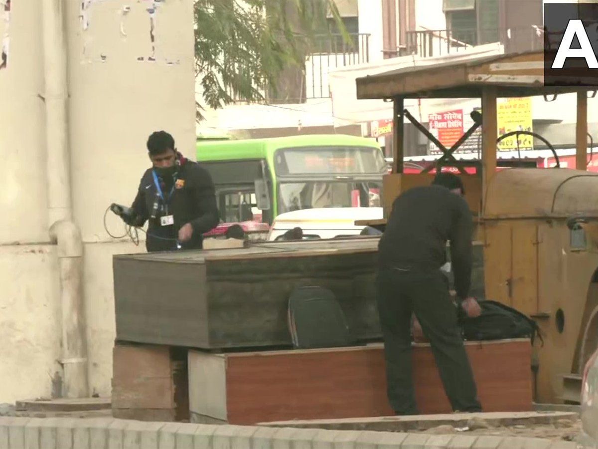 Delhi : त्रिलोकपुरी के दो संदिग्ध बैग में टिफिन और चार्जर मिले, इलाके को खाली कराया