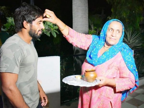 Bajrang Punia with his mother