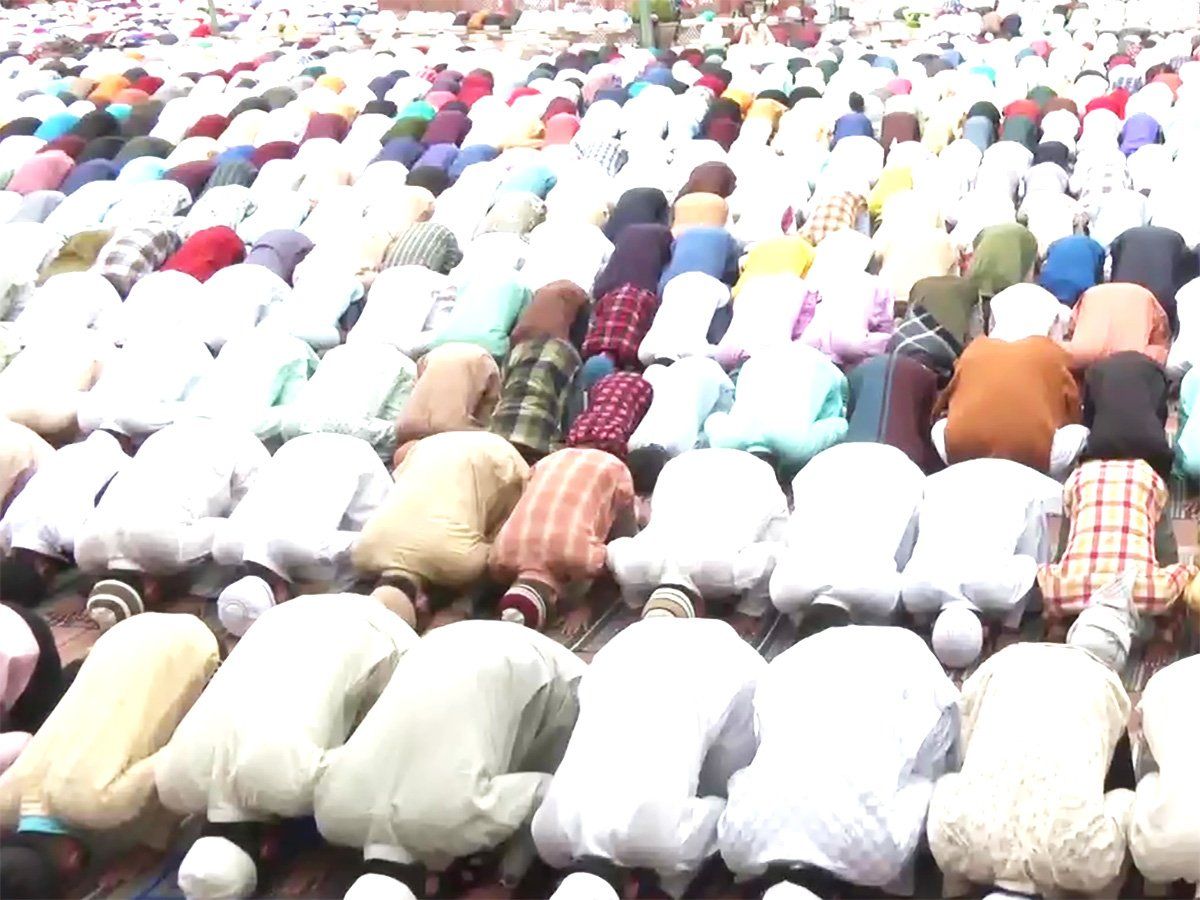 Bakrid 2022: देशभर में जोश खरोश के साथ मनाई जा रही है ईद, जामा मस्जिद में अदा की गई बकरीद की नमाज-VIDEO