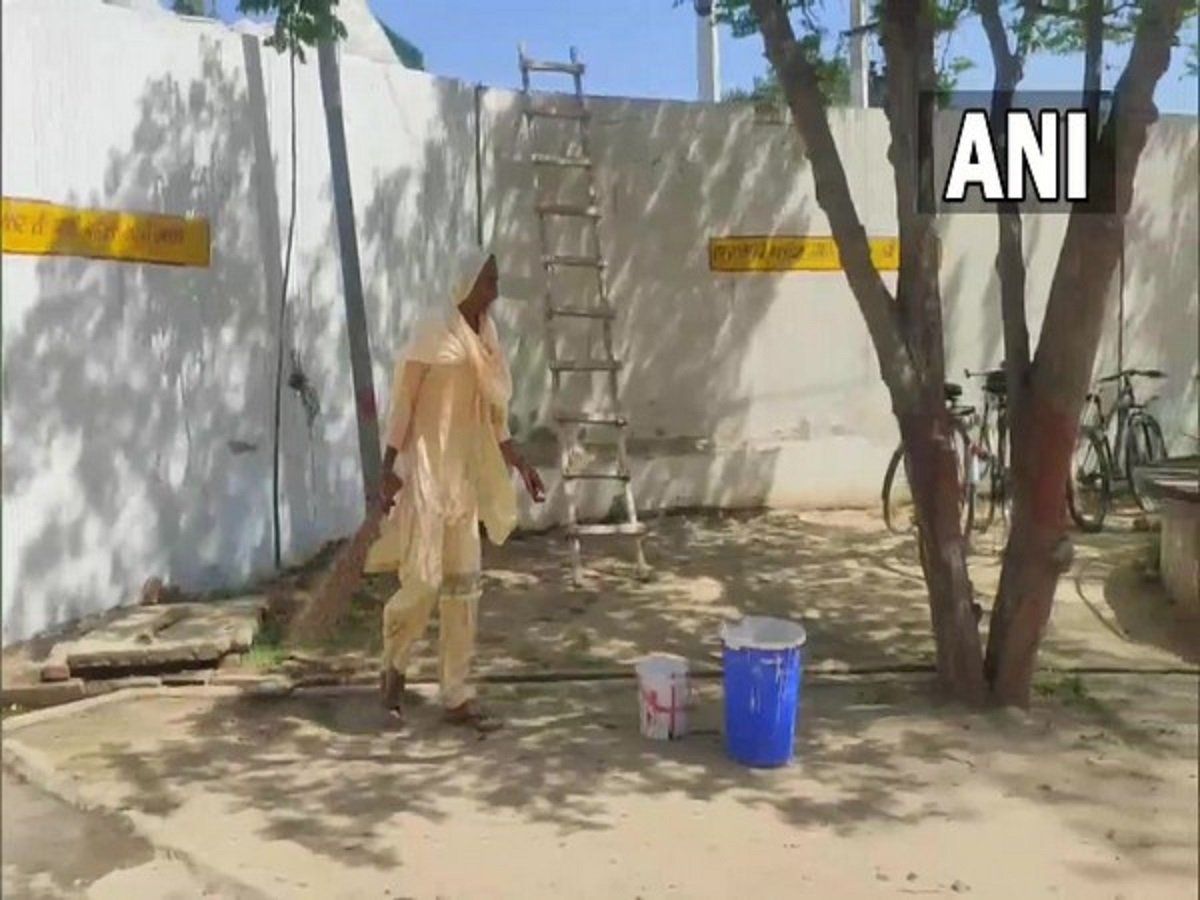 बेटा मुख्यमंत्री को हराकर बना विधायक, मां अभी भी कर रही सरकारी स्कूल में स्वीपर का काम