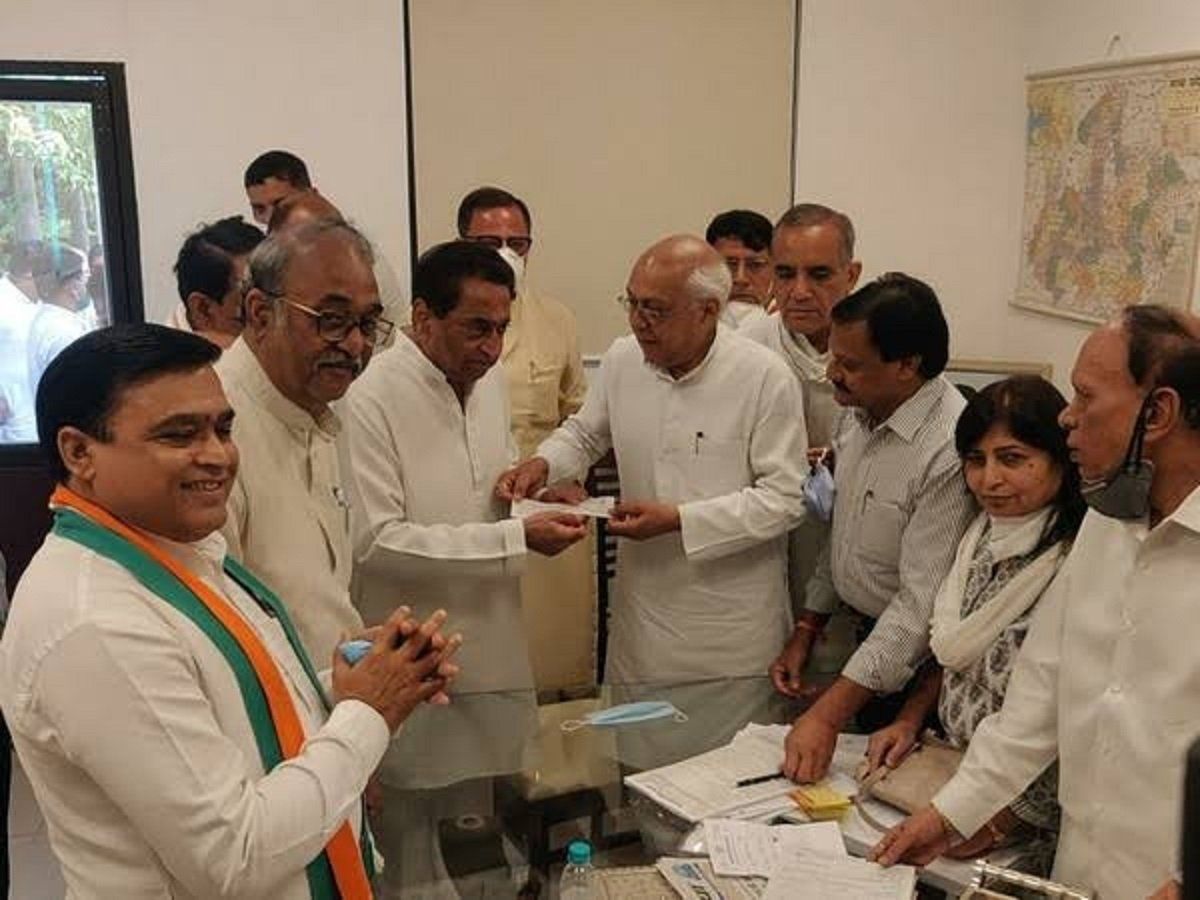 Madhya Pradesh: उपचुनाव से पहले BJP को लगा झटका, पूर्व मंत्री बालेंदु शुक्ल ने थामा कांग्रेस का 'हाथ'