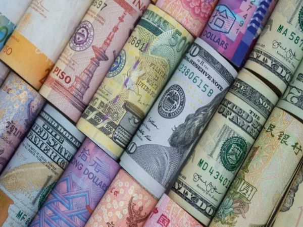 Santander Bank Transfer 1300 crores in 75 thousand customer account in england