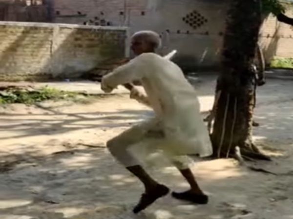 Funny Video Old Man Playing Cricket Viral Video in Hindi