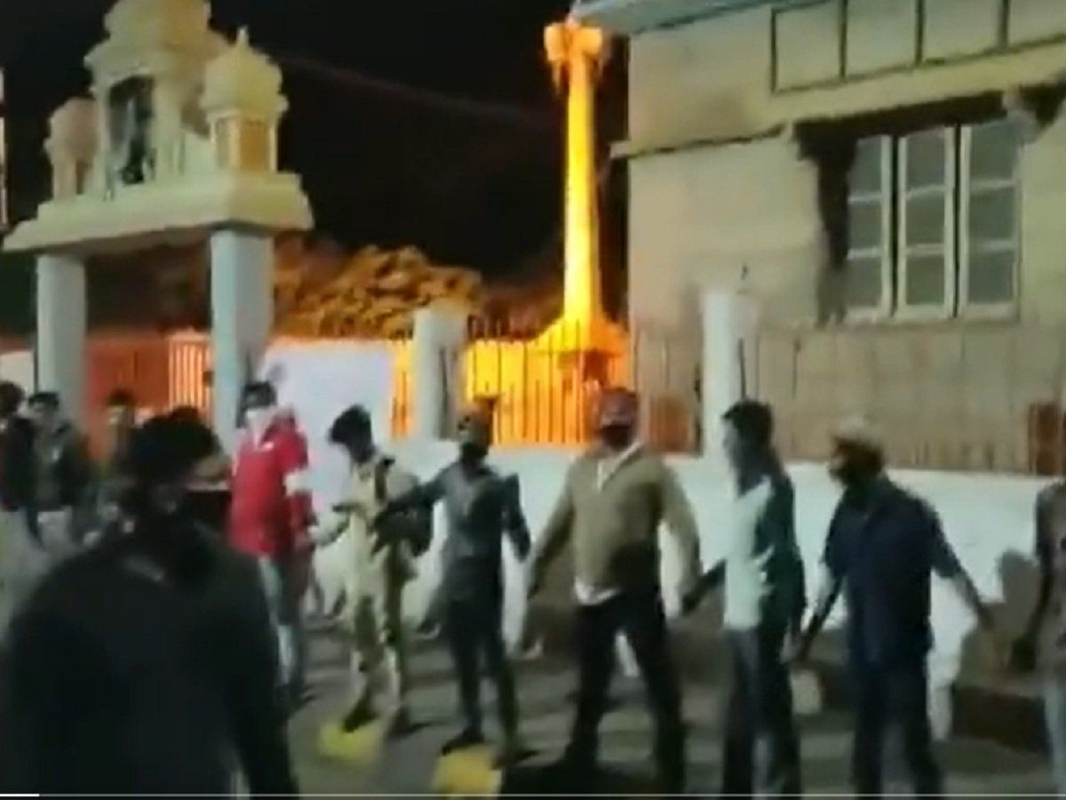 Bengaluru violence: मंदिर तक न पहुंचे हिंसा की आग, मुस्लिम युवकों ने मानव श्रृंखला बनाकर बचाया, VIDEO