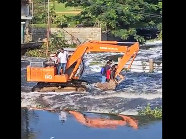 Bealuru Rain Havoc:बेंगलुरू बारिश से तर-बतर, महंगी कारें नहीं 'जेसीबी' और 'ट्रैक्टर' से लोग पहुंच रहे ऑफिस