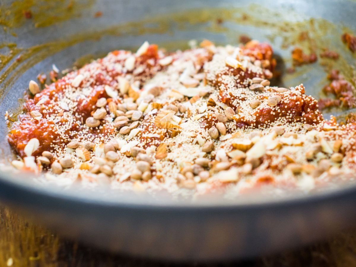 Ganesh Chaturthi 2022 Recipe: भूल जाएंगे सूजी और आटे का हलवा, गणेश चतुर्थी के दिन जरूर ट्राई करें बेसन का हलवा