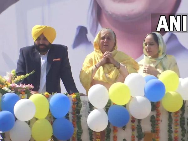 मां के साथ समर्थकों से मिले AAP का CM चेहरा भगवंत मान