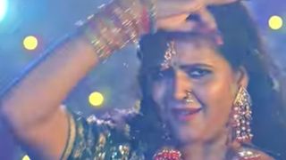 भोजपुरी गाने में पवन सिंह और चांदनी सिंंह का जबरदस्त रोमांस