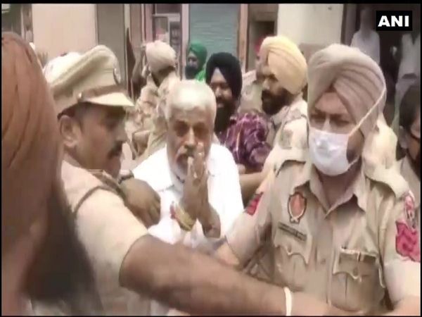 BJP Leader Bhupesh Aggarwal attacked by farmers in Patiala 