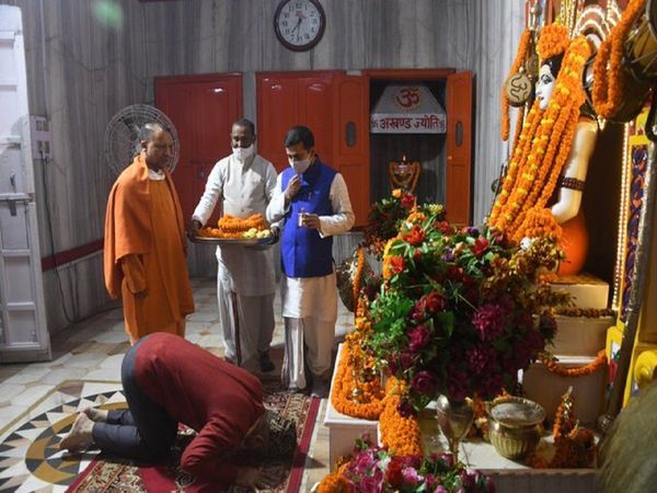 CDS Bipin Rawat: गोरक्षनाथ की नगरी में सीडीएस बिपिन रावत, गोरखनाथ मंदिर में किए दर्शन