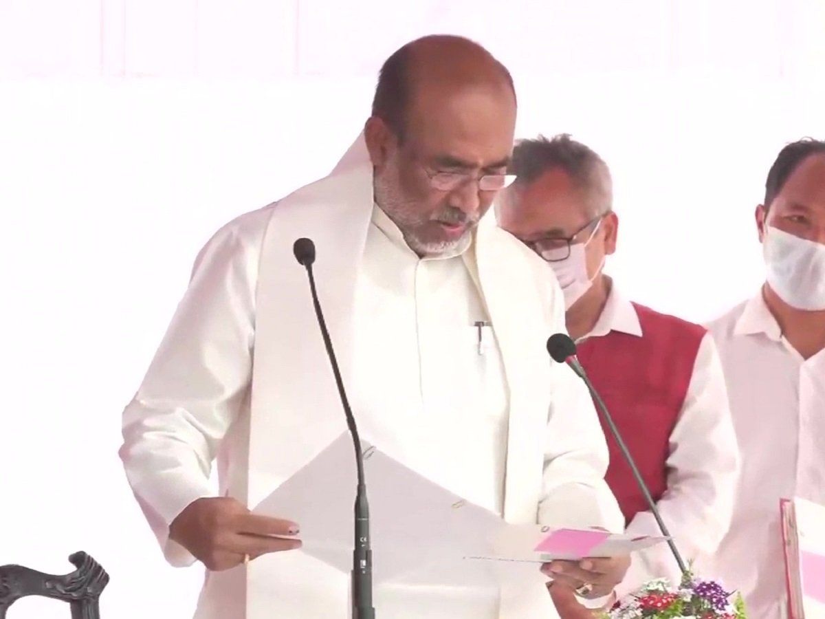 लगातार दूसरी बार मणिपुर के मुख्यमंत्री बने एन बीरेन सिंह, पद और गोपनीयता की ली शपथ, 5 मंत्रियों ने भी ली शपथ