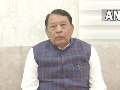 Karni Sena gheraoed Minister Bisahulal Singh over his statement on 'Thakur women' Karni Sena gheraoed Minister Bisahulal Singh over his statement on 'Thakur women'