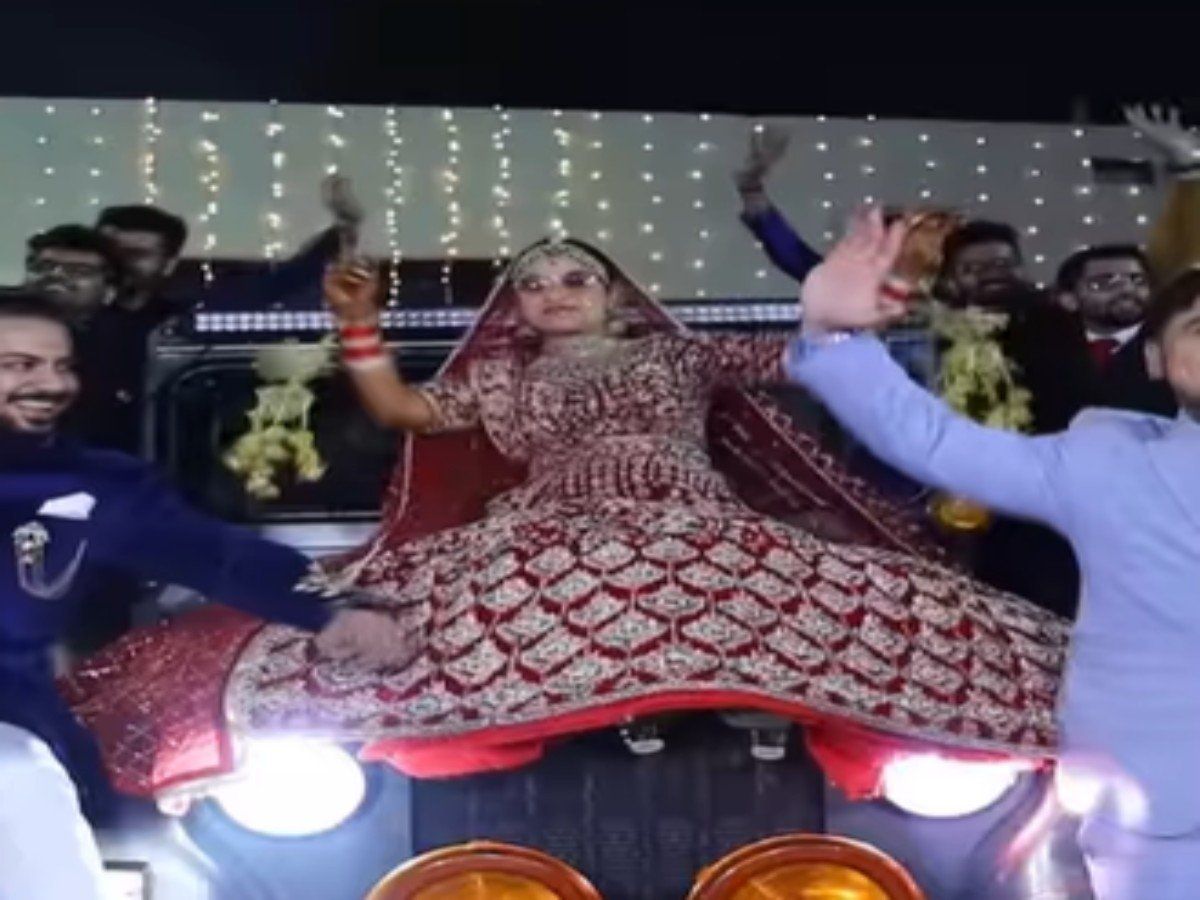 Viral Video: जीप की बोनट पर धूम मचाते हुए दुल्हन की धांसू एंट्री, अंदाज पर फिदा हुए लोग