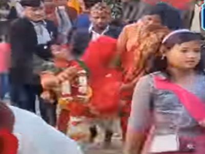 Wedding Video Bride Funny Viral Video in Hindi- Video: विदाई के लिए तैयार नहीं थी दुल्हन, फिर लोगों ने उसके साथ जो किया उसे देख करेंगे 'भांगड़ा' Wedding Video Bride Funny Viral Video in Hindi- Video: विदाई के लिए तैयार नहीं थी दुल्हन, फिर लोगों ने उसके साथ जो किया उसे देख करेंगे 'भांगड़ा'