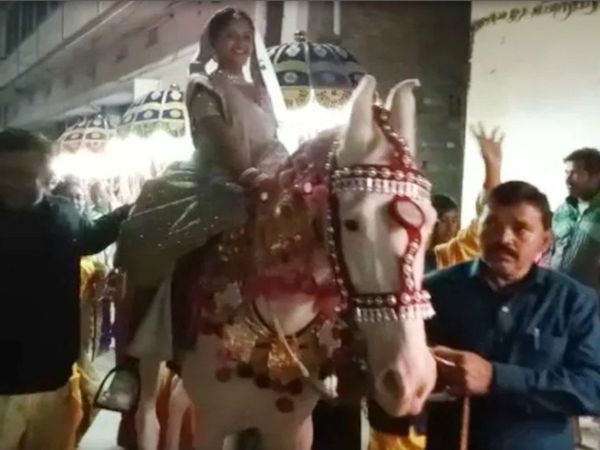 Bride Viral Video Bride Reached Groom House on Horse in Gaya Viral Video in Hindi
