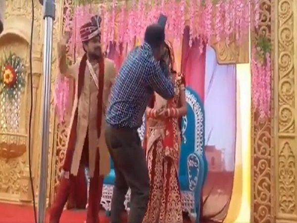 Photographer constantly taking pictures of the bride, the groom slapped video goes viral