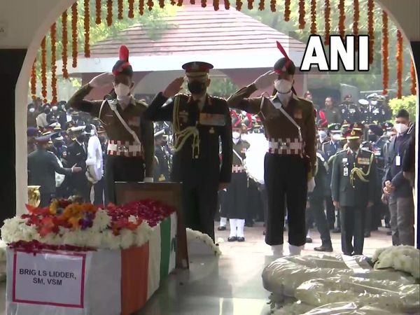 Brigadier LS Lidder: आंसुओं को जज्ब कर ब्रिगेडियर LS लिद्दर को पत्‍नी और बेटी ने दी अंतिम विदाई, कह गईं बड़ी बात