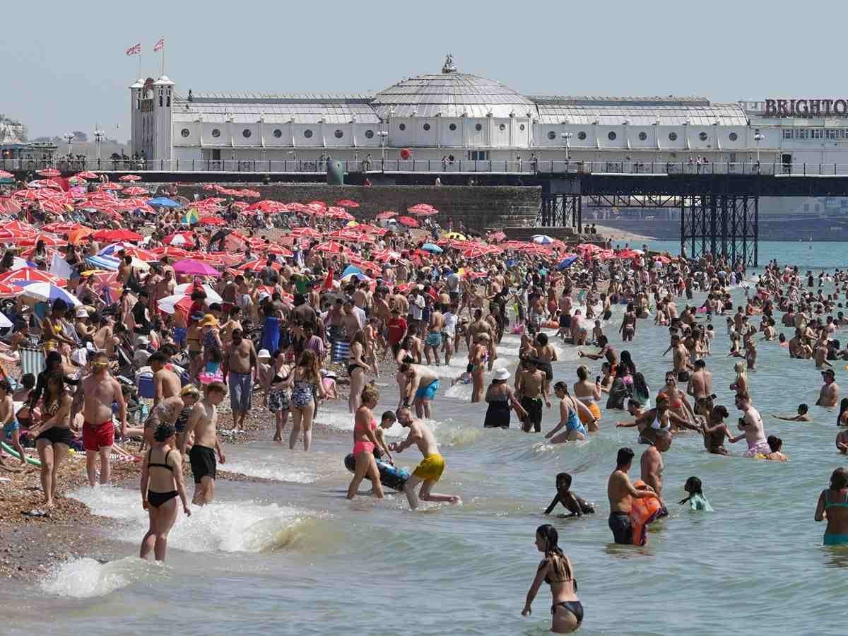 Britain: रिकॉर्ड तोड़ गर्मी ने निकाला 'गोरों' का तेल, 40 डिग्री सेल्सियस तापमान के साथ टूटे अब तक के सारे रिकॉर्ड