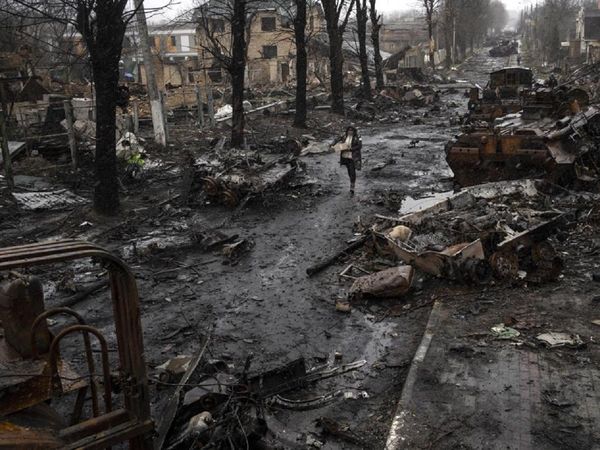 यूक्रेन के बूचा शहर में भीषण तबाही हुई है और बड़े पैमाने पर आम नागरिकों की भी जान गई है