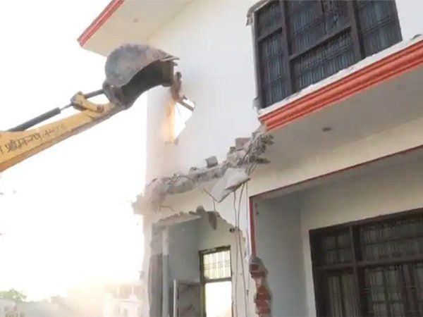 गोरखपुर के मनीष गुप्ता मर्डर केस में आरोपी इंस्पेक्टर जगत नारायण सिंह के घर पर चला बुलडोजर