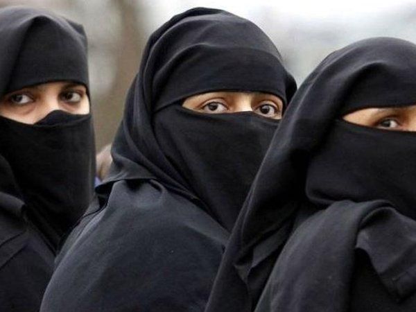 Karnataka hijab row: हिजाब पहनकर कॉलेज आई छात्राओं को वापस भेजा गया