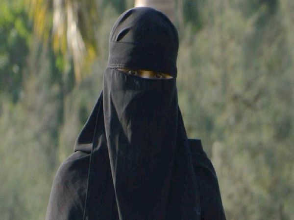 Lover reached to meet his girlfriend wearing a burqa in Shahjahanpur the villagers caught him red handed