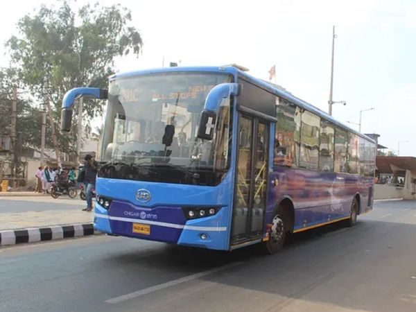 Couple made relations in bus in front of school