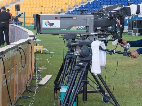 Cameraman captures jupiter saturn during cricket match