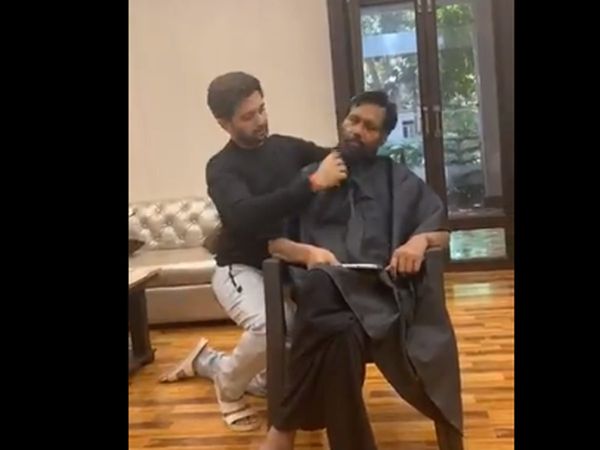 salons closed in lockdown, son Chirag cuts beard of Union Minister Ram Vilas Paswan, getting praise