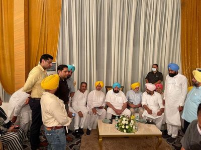 Punjab Amarinder singh’s dinner diplomacy, 58 MLAs, 8 MPs present in dinner hosted by CM's aide Punjab Amarinder singh’s dinner diplomacy, 58 MLAs, 8 MPs present in dinner hosted by CM's aide