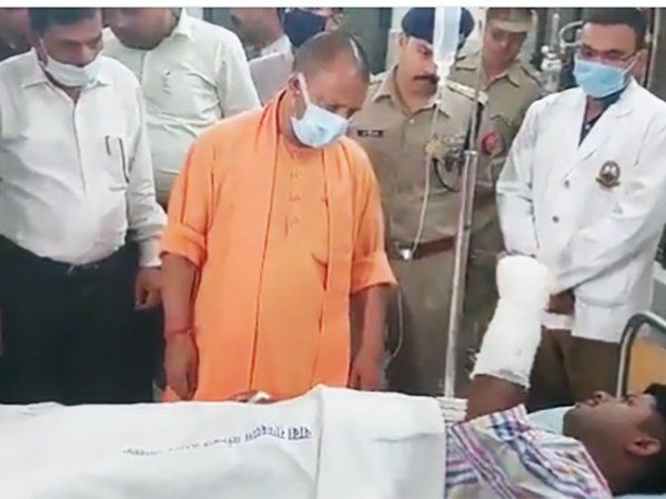 CM Yogi arrives Gorakhnath 