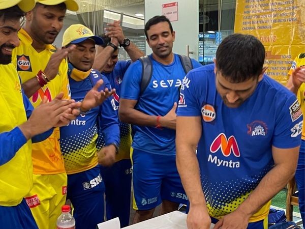 MS Dhoni 200th IPL match celebration