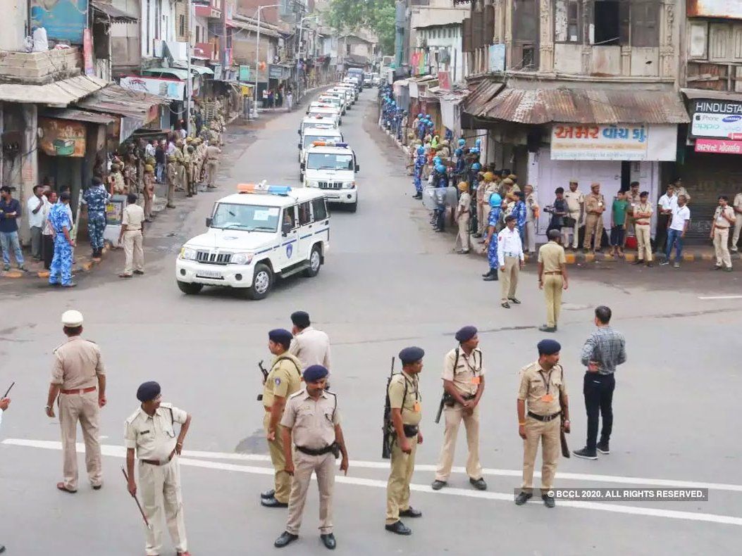 Gujrat: गुजरात में कोरोना के बढ़ते मामले, आज से राजकोट, सूरत और वडोदरा में नाइट कर्फ्यू