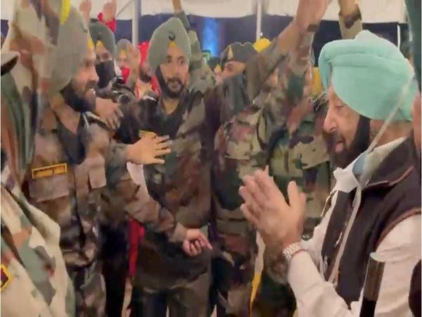  Punjab CM Captain Amarinder Singh breaks out in a dance with the jawans of his Paltan, Watch Video