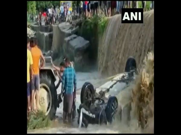 Uttarakhand 9 died and 1 girl rescued alive and about 5 trapped after a car washed away in Dhela river of Ramanagar 