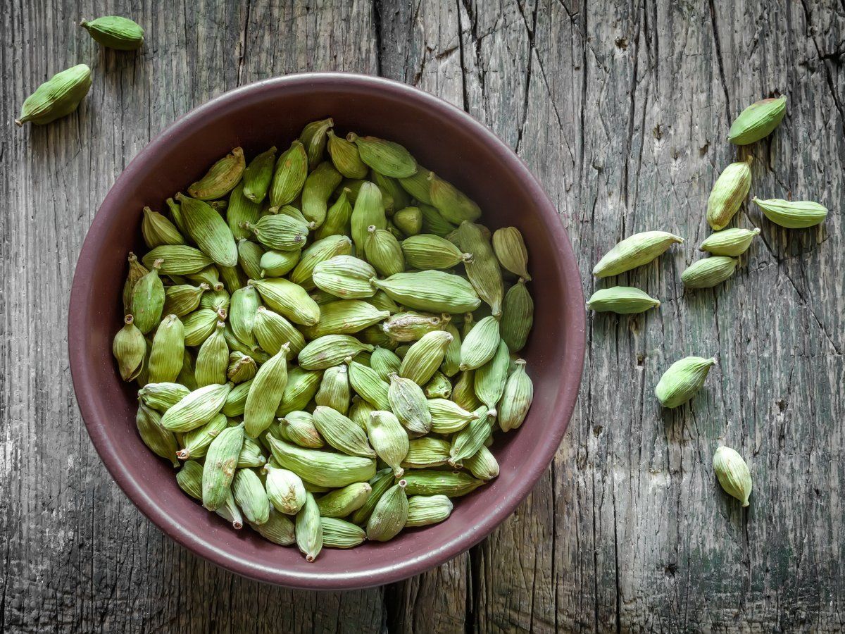 Cardamom For Headache: हरी इलायची के पेस्ट से मिलता है सिर दर्द से आराम, ऐसे करें इस्तेमाल