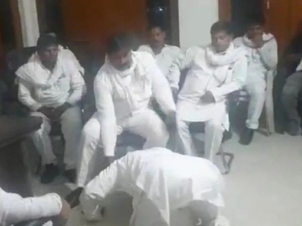 Zila Panchayat Election Former SP MP fell at the feet of members to win his nephew, video gone viral