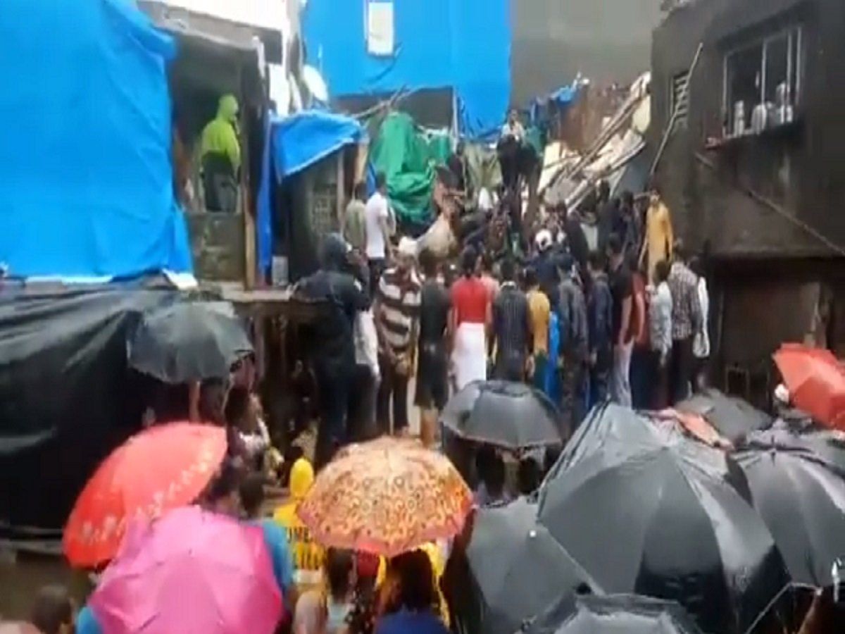 Mumbai Building Collapse: मुंबई के मालवाणी इलाके में चॉल गिरी, 2 लोगों की मौत