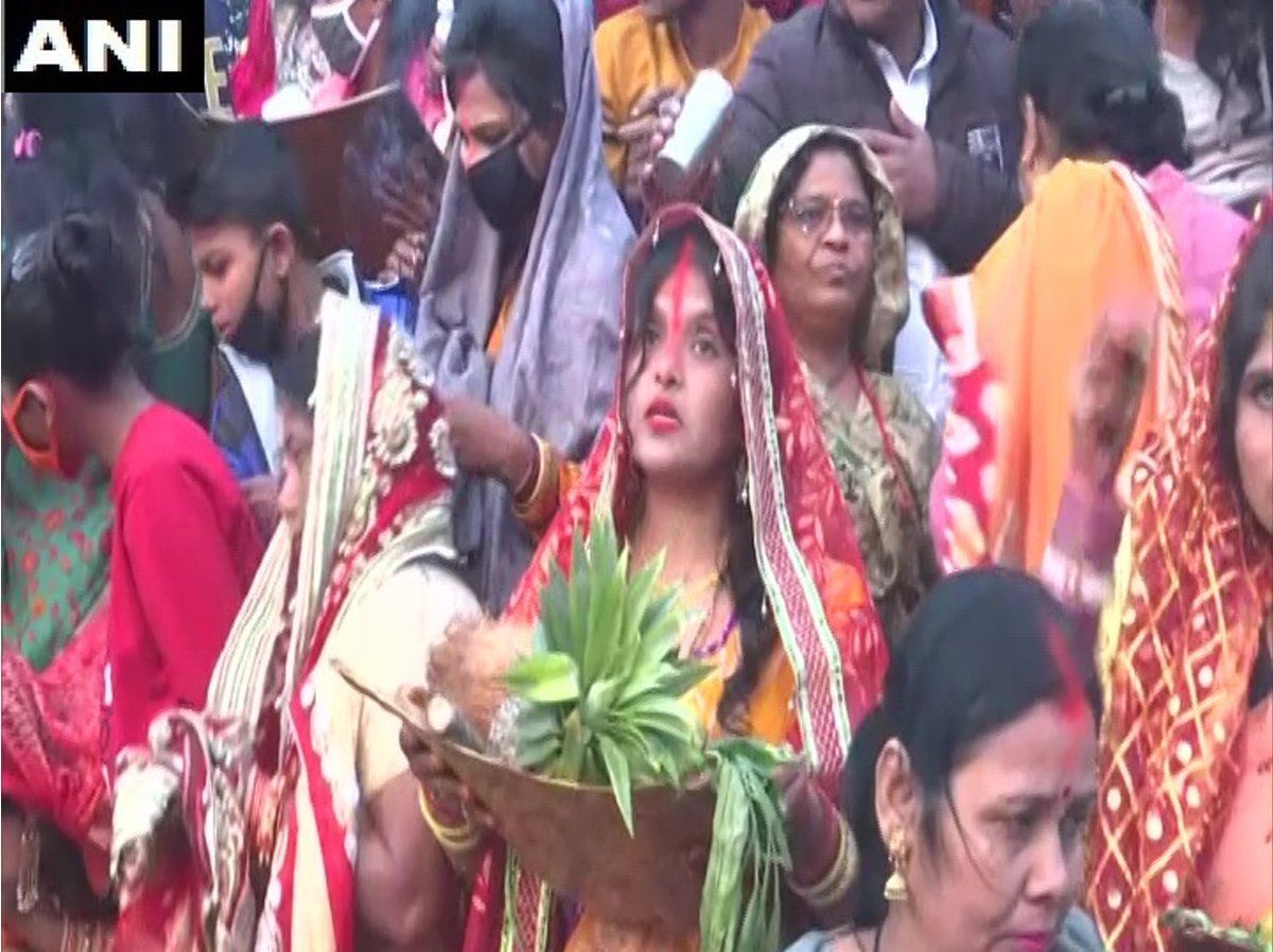 Chhath Puja 2020: देशभर में छठ पूजा की धूम, लाखों व्रतियों ने अस्ताचलगामी भास्कर को दिया अर्घ्य