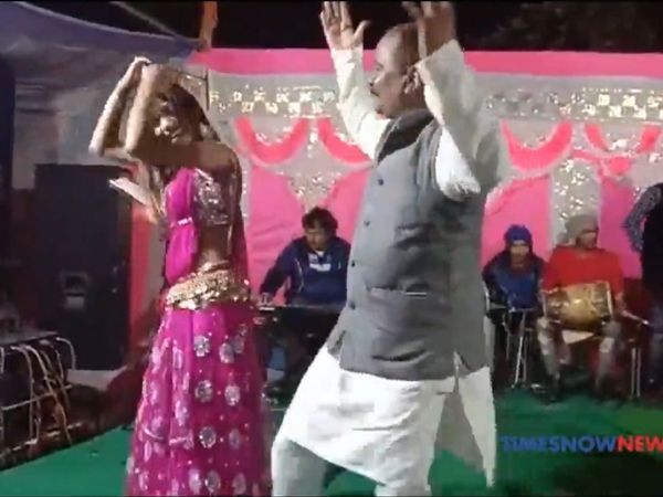 मंत्री जी ने बार बालाओं संग लगाए ठुमके, कोविड से बचाव के नियमों की उड़ाई धज्जियां [Video]