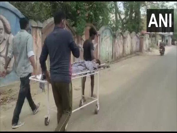 Chhattisgarh Kin of a patient seen taking him on a stretcher to doctor's residence