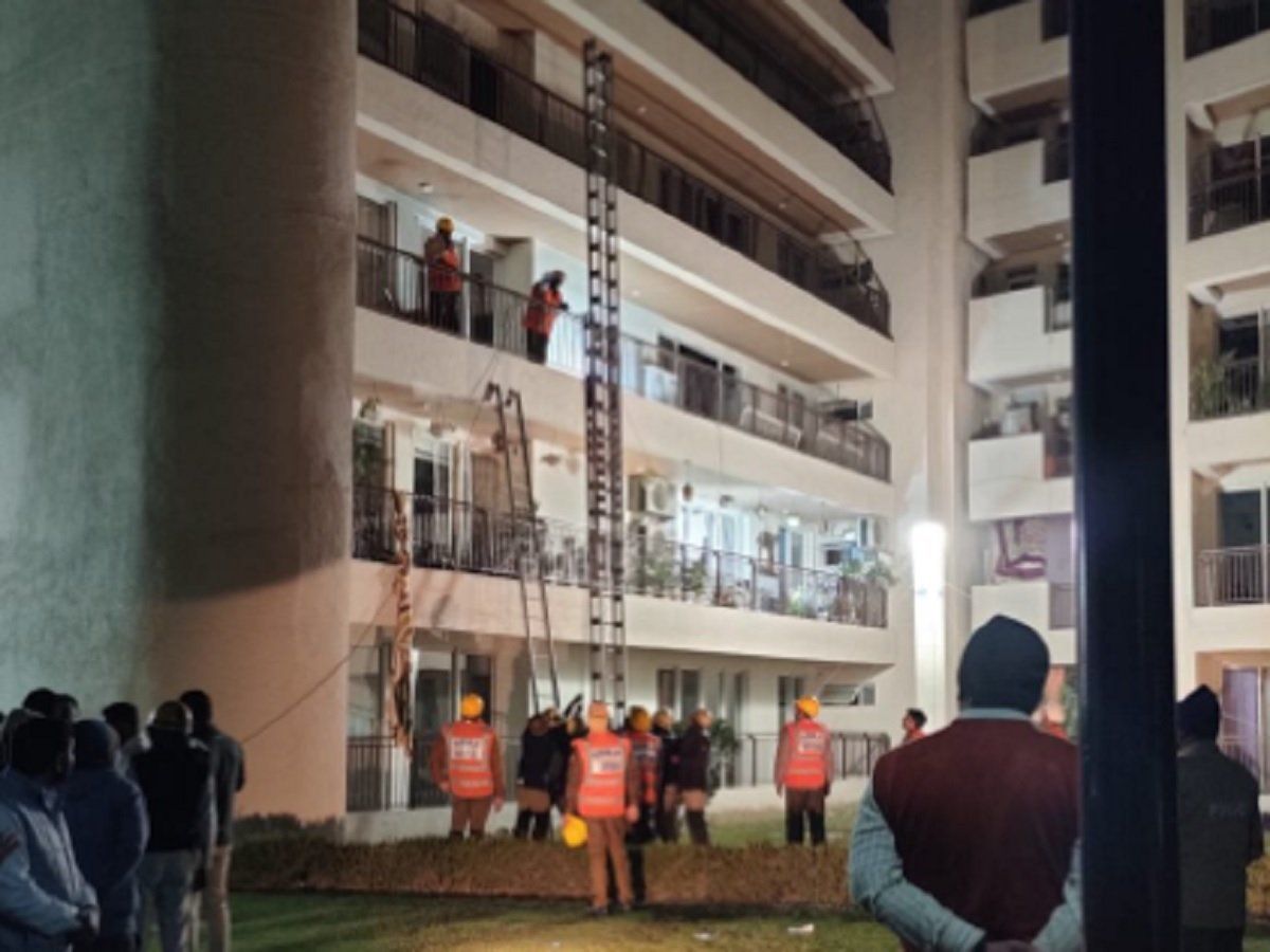 Gurugram: अपार्टमेंट की छत गिरी, 2 की मौत, कई लोगों के दबे होने की आशंका, NDRF-SDRF का बचाव कार्य जारी