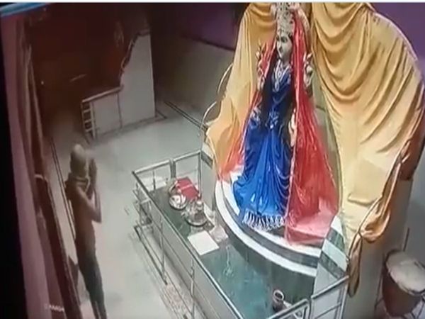 thief first Prayed goddess Lakshmi and then ran away with donation box