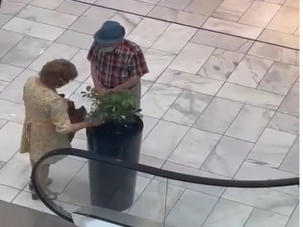 Elderly couple stole inside the mall Watch Shocking Video